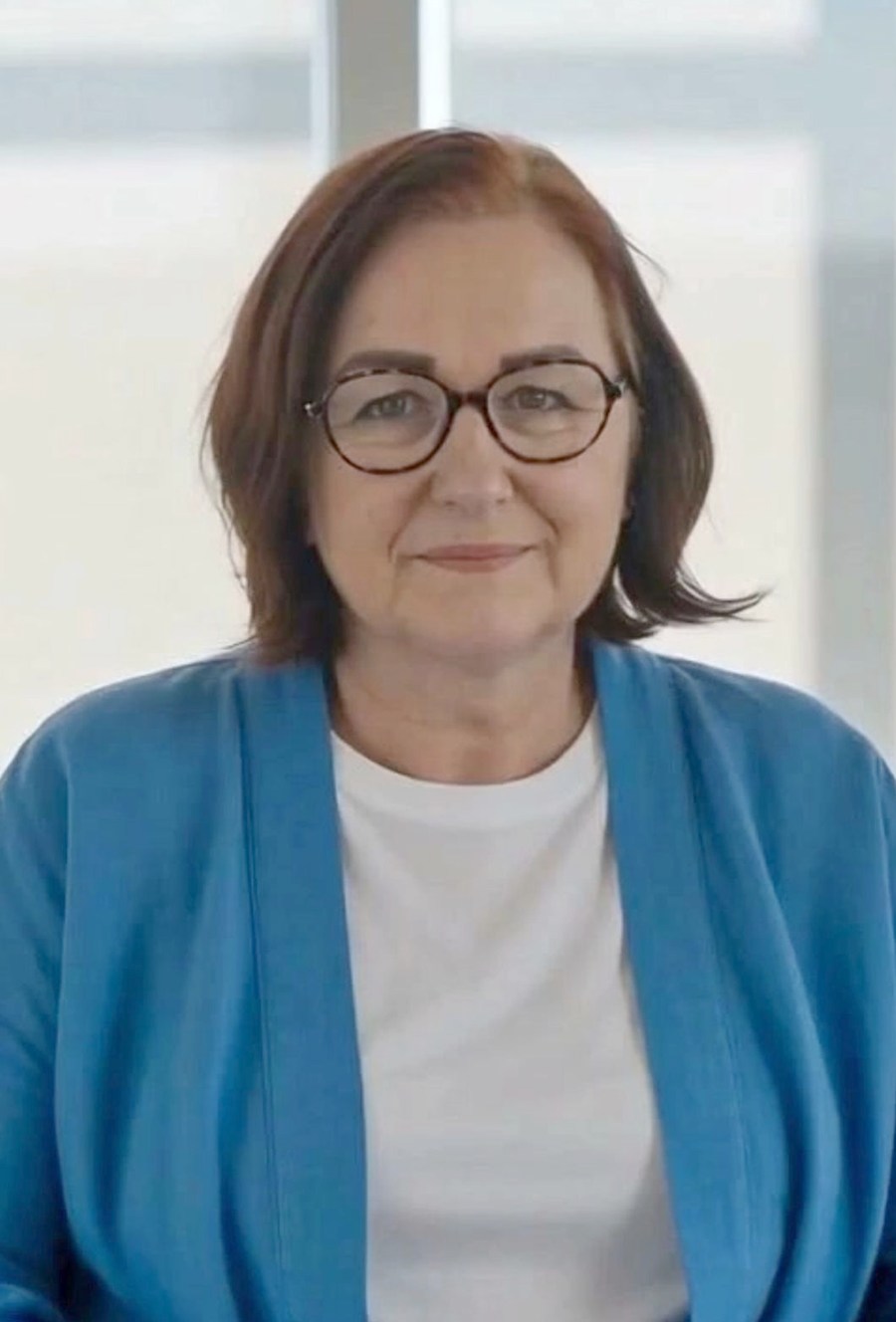 Dojrzała kobieta siedząca w domowym wnętrzu